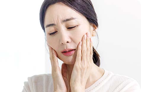 마취가 필요 없고 시술 후 이 시림이나 통증 증상이 거의 없는 부산 영도 편한치과 안전한 무삭제 라미네이트